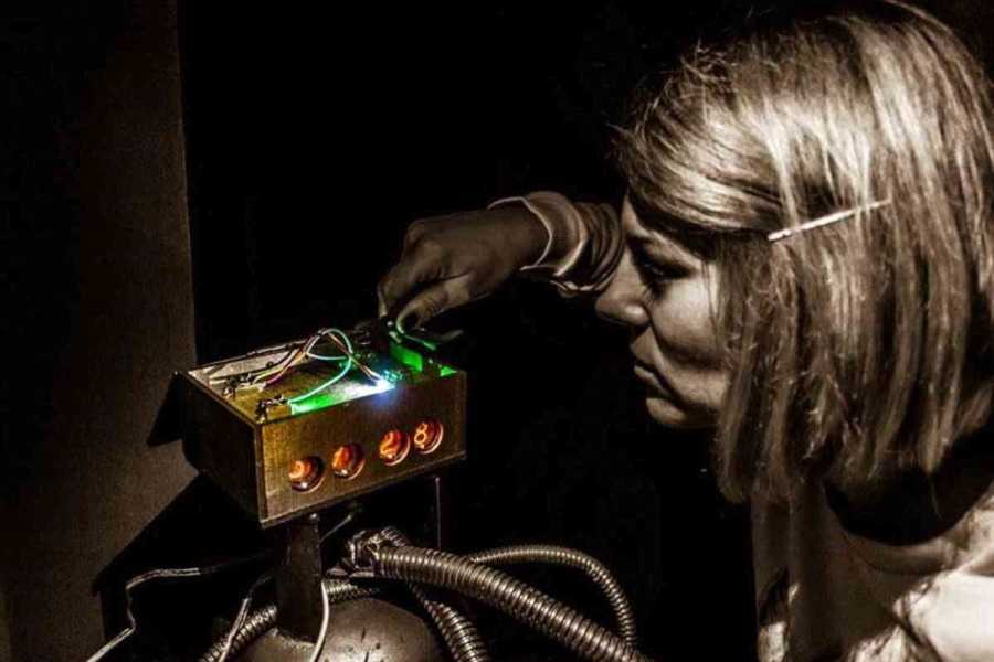 Квест в реальности Шерлок. Цифровой апокалипсис от компании Тайна семи дверей Квест в реальности Шерлок. Цифровой апокалипсис от компании Тайна семи дверей